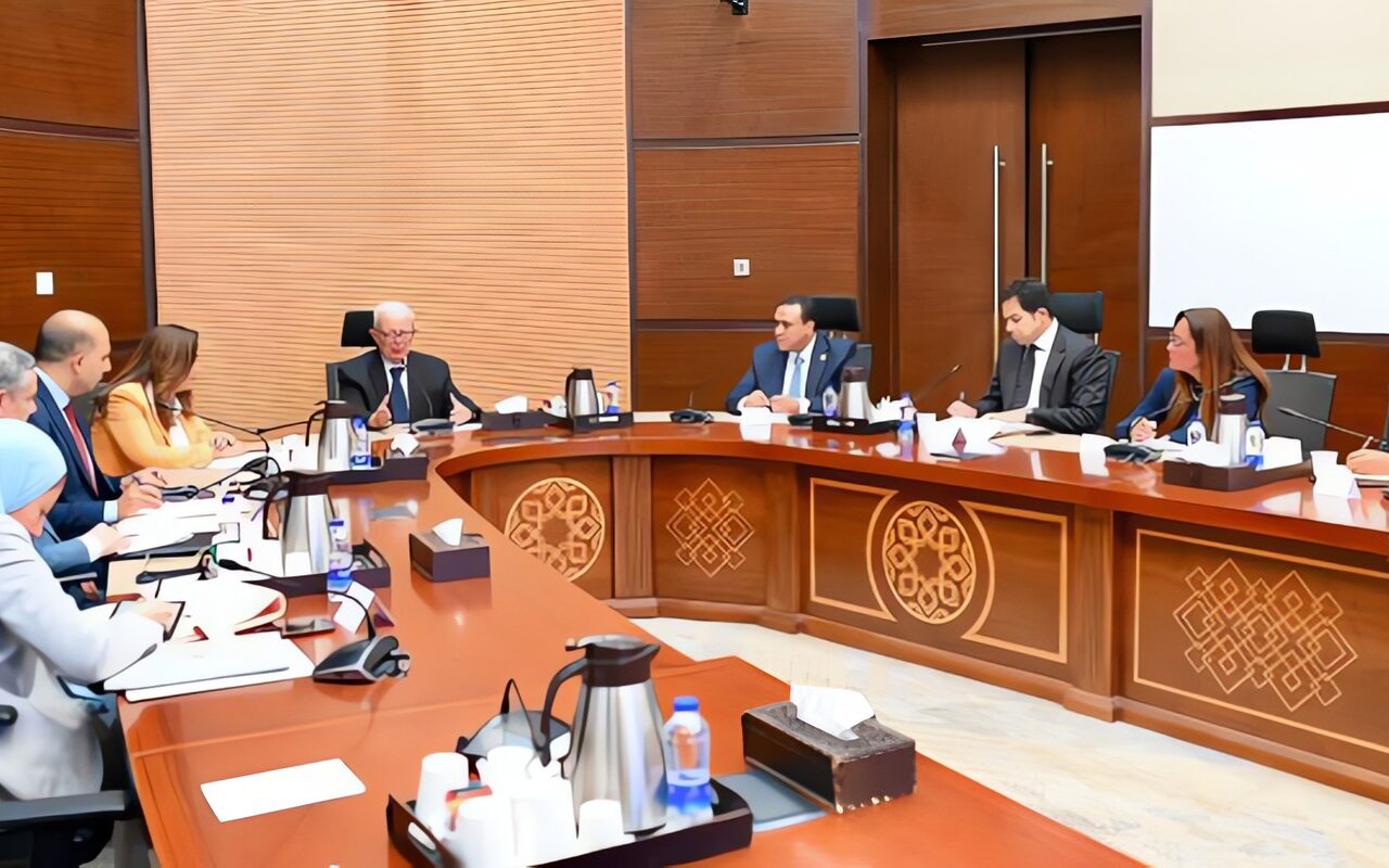 نائب رئيس الوزراء يبحث جهود تطوير الأداء بجهاز تنظيم إدارة المخلفات