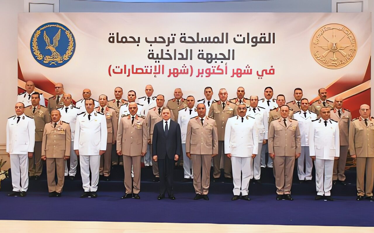 وفد الداخلية يقدم التهنئة لوزير الدفاع بمناسبة انتصارات أكتوبر