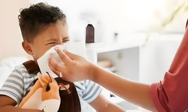 مع دخول الشتاء.. سعال يشبه النباح وبحة الصوت أبرز علامات الخناق الحنجري عند الأطفال