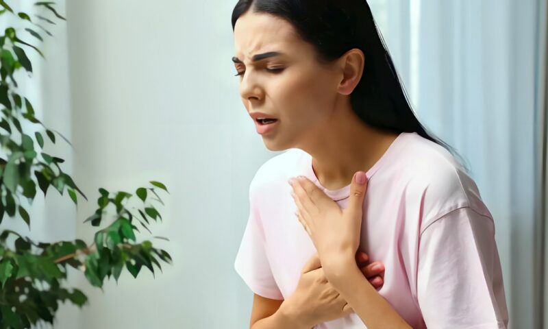 ارتعاش الجفن والتعرق المفاجئ وضيق التنفس.. أسباب 5 أعراض شائعة وطرق التعامل معها