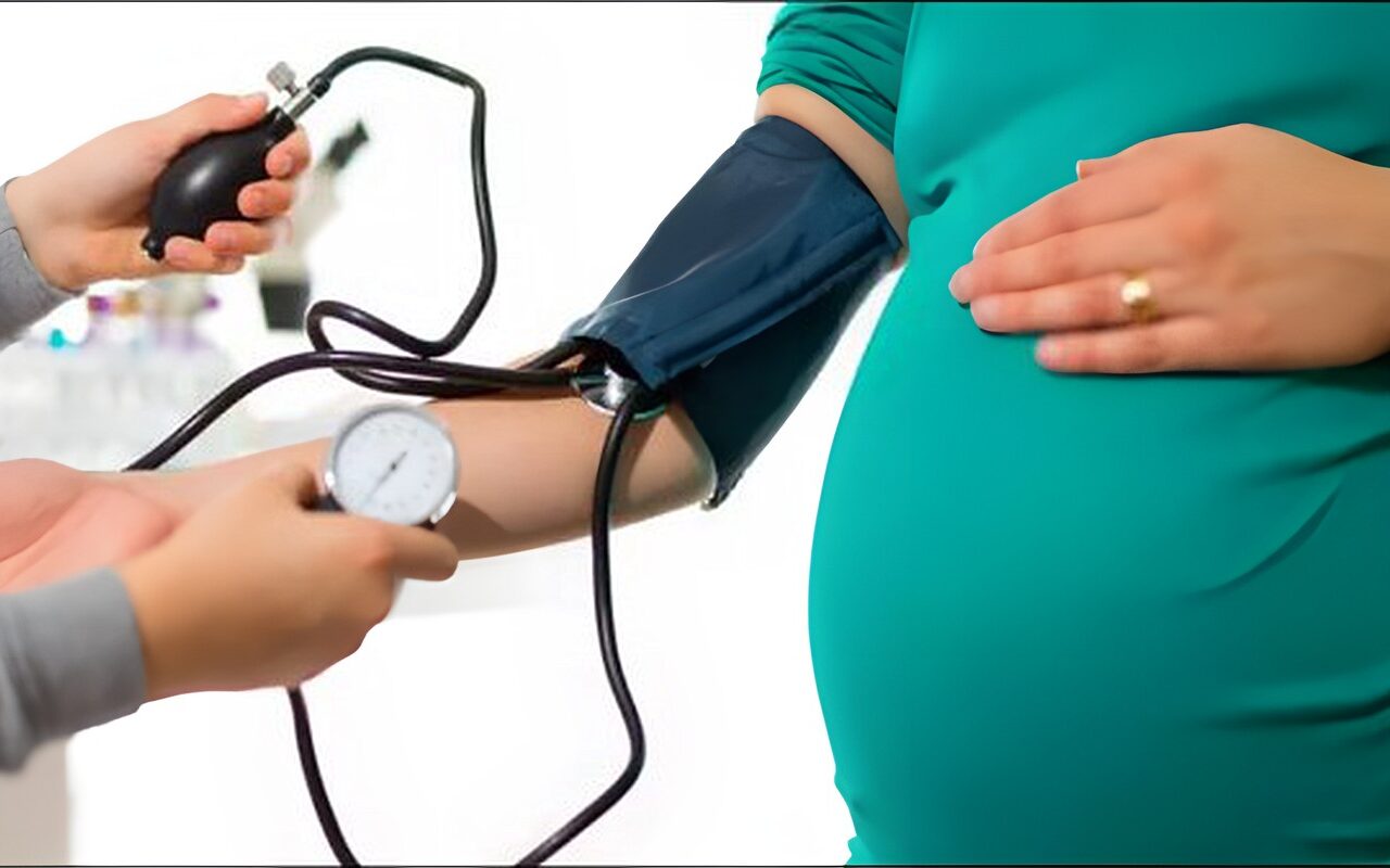 متى تبدأ المرأة الصلاة بعد نزول الحمل المبكر؟.. أمين الإفتاء يوضح