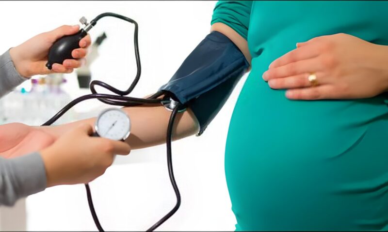متى تبدأ المرأة الصلاة بعد نزول الحمل المبكر؟.. أمين الإفتاء يوضح
