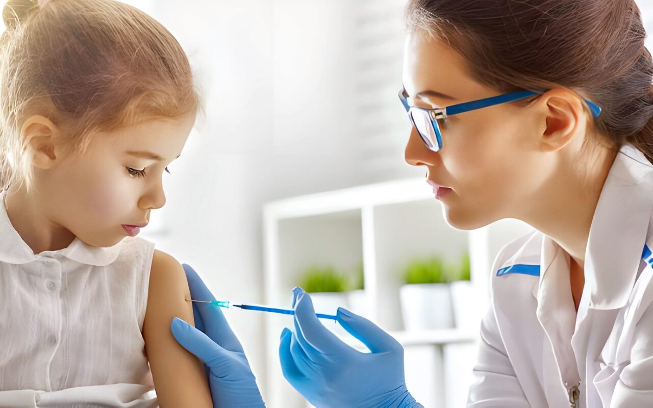 مضاعفات تستدعي الطبيب.. ماذا يحدث لطفلك بعد التطعيم ضد الحصبة؟