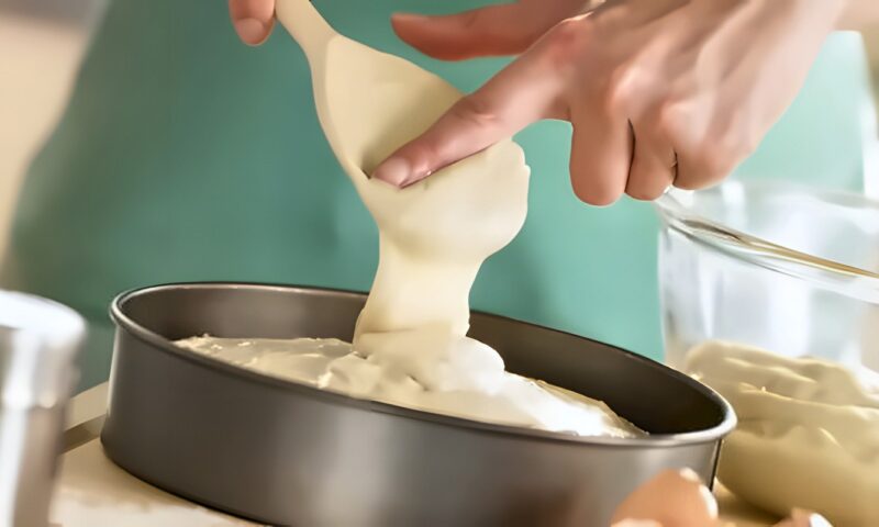 تحذير من تذوق عجينة الكيك قبل التسوية.. بكتيريا خطيرة تسبب التسمم الغذائي