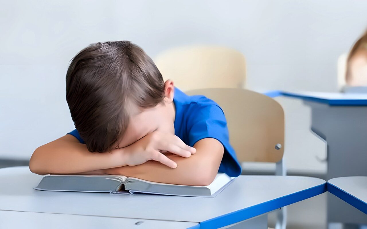 طرق التعامل مع الطفل عند شعوره بالملل من المدرسة بعد الأسابيع الأولى