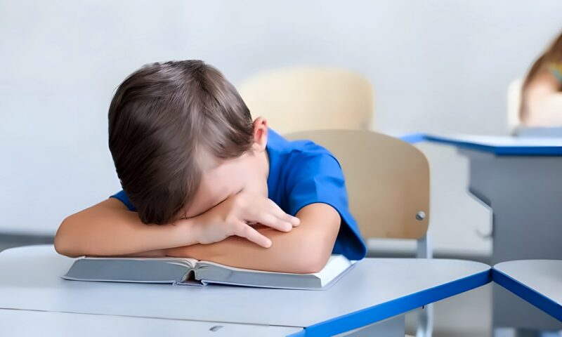 طرق التعامل مع الطفل عند شعوره بالملل من المدرسة بعد الأسابيع الأولى