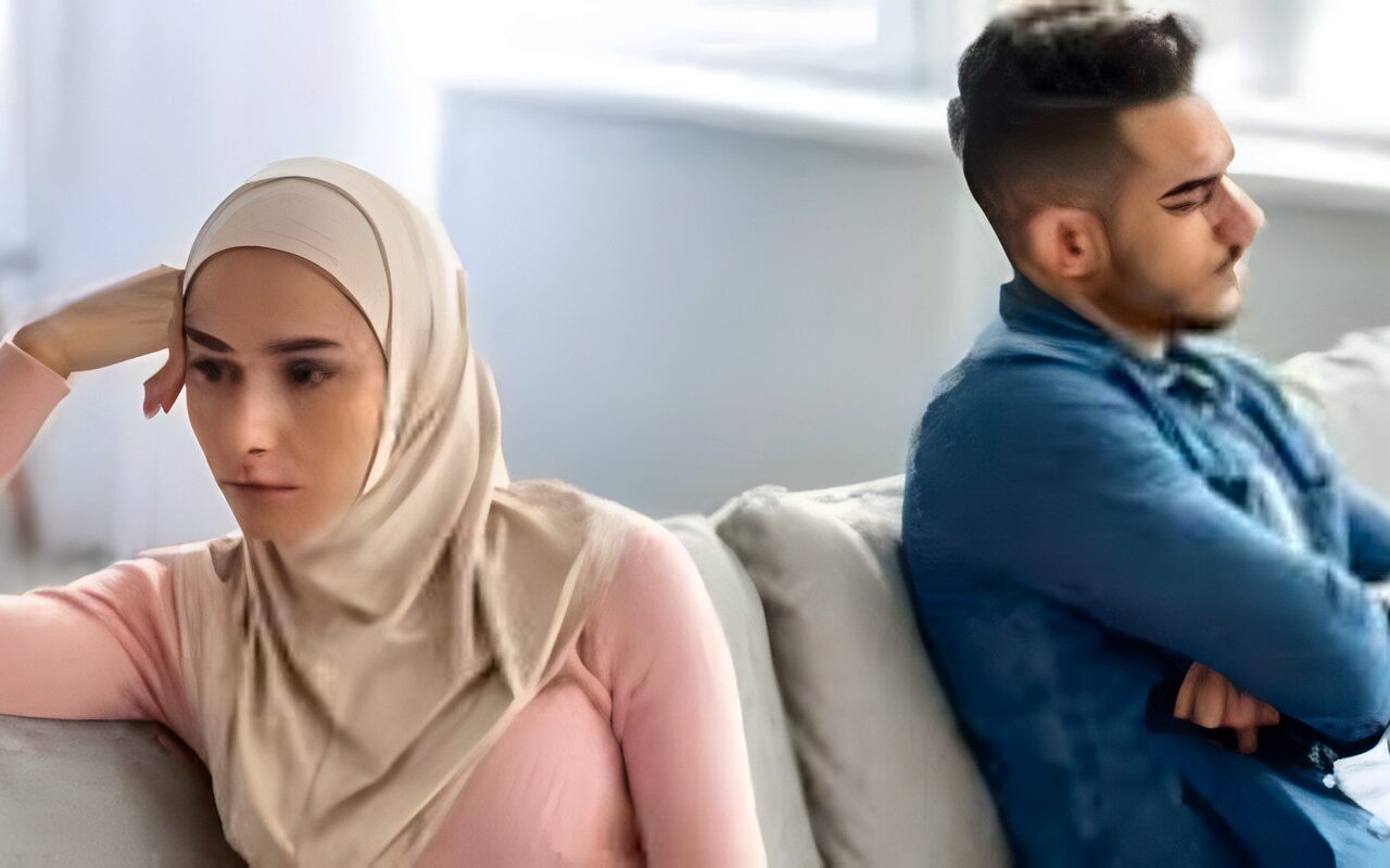 أمين الإفتاء يوضح حكم إعطاء الزوجة أموالًا لأهلها من مصروف البيت دون علم زوجها