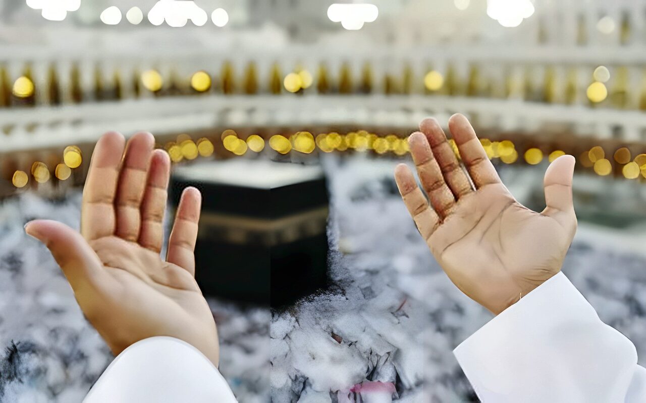 الأزهر للفتوى يقدم دليل العمرة لزوار بيت الله الحرام