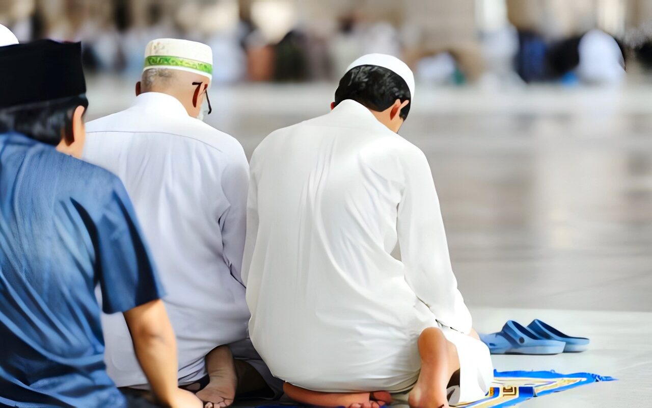 هل الصلاة صحيحة خلف إمام لا يجهر بالبسملة في قراءة الفاتحة؟.. الإفتاء توضح حكمها