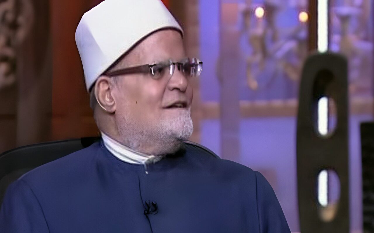 هل يجوز دفع مبلغ لشخص لأداء العمرة نيابة عني ؟.. عطية لاشين يجيب