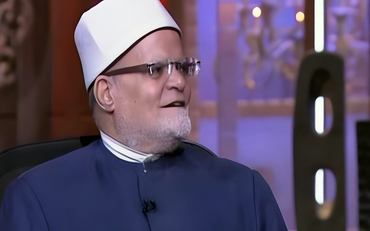 مسافر أدرك الإمام في التشهد الأخير.. هل يقصر الصلاة أم يتمها أربع ركعات؟
