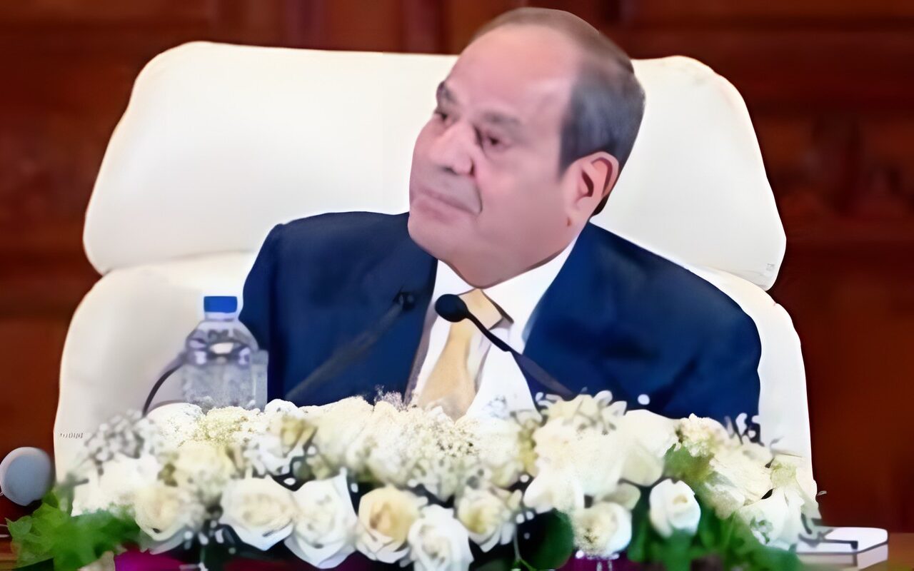 بعد توقيع اتفاق استثماري بـ11 تريليونًا.. الرئيس السيسي يُمازح طلعت مصطفى: عايز 200 ألف وحدة سكنية كمساهمة مُجتمعية