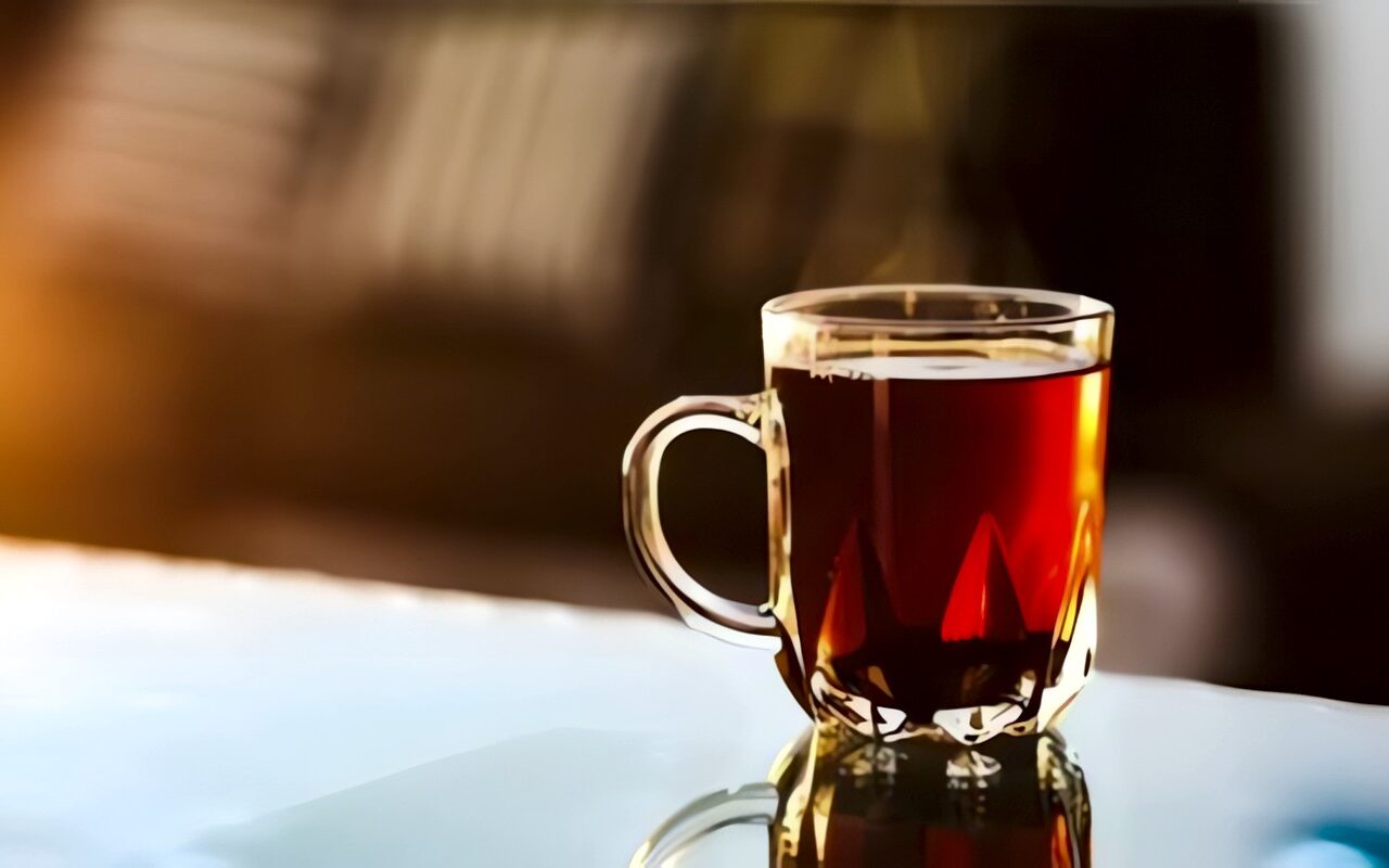 6 إلى 8 أكواب يوميًا.. جمال شعبان يكشف مفاجأة عن الشاي الأسود