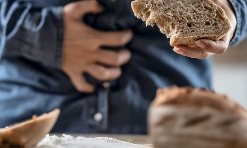هل يسبب الجلوتين أمراض المناعة الذاتية؟.. دراسة تكشف علاقته بالقولون العصبي