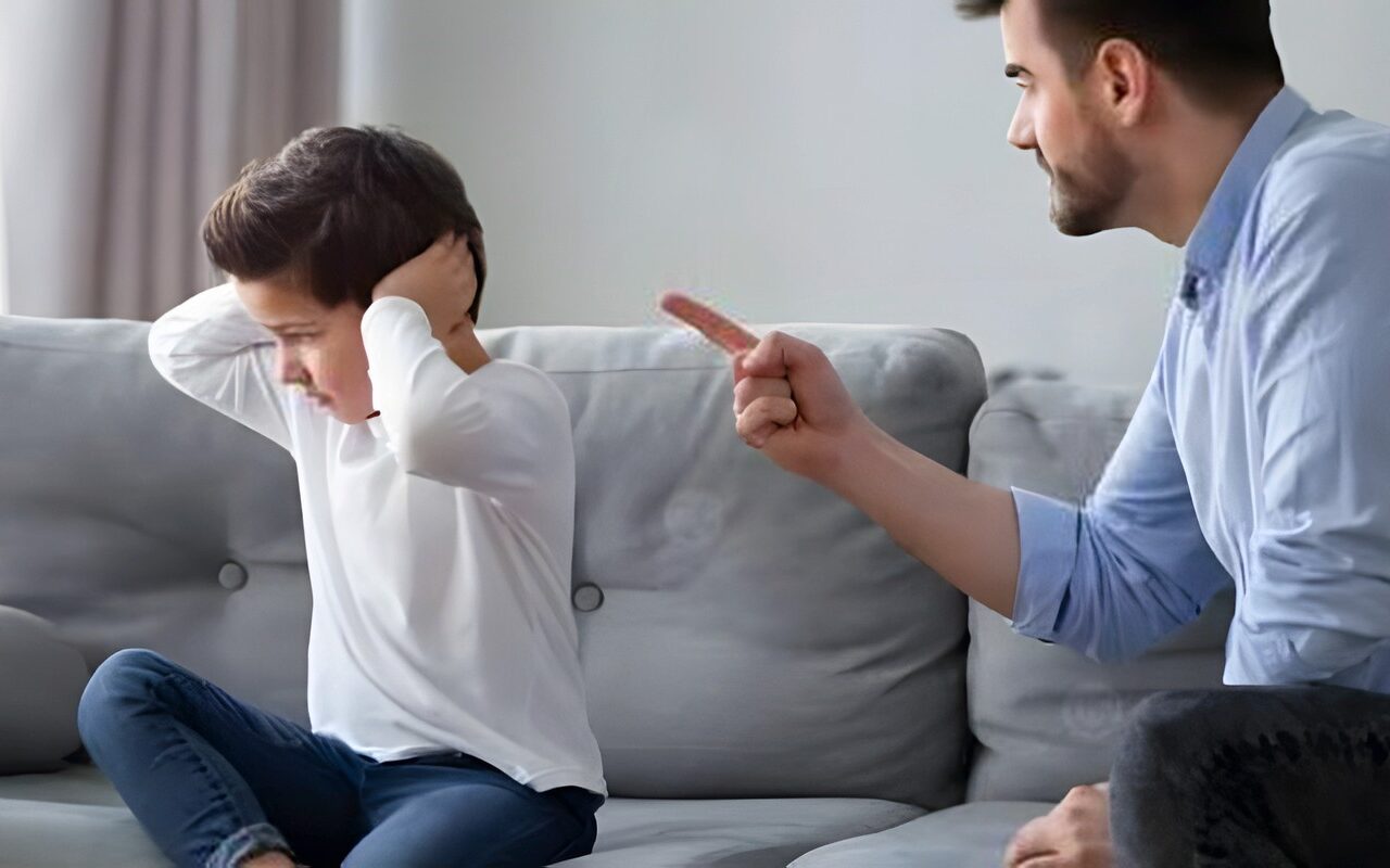 الطفل الذي يرد بعصبية.. قلة أدب أم رسالة تحتاج لفهم؟.. استشاري علاقات أسرية تُجيب