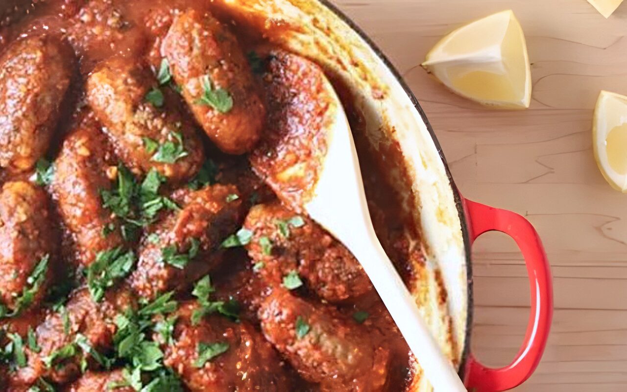 طريقة عمل كفتة الأرز المصرية بالصلصة .. سر التماسك ومنع تفككها أثناء القلي