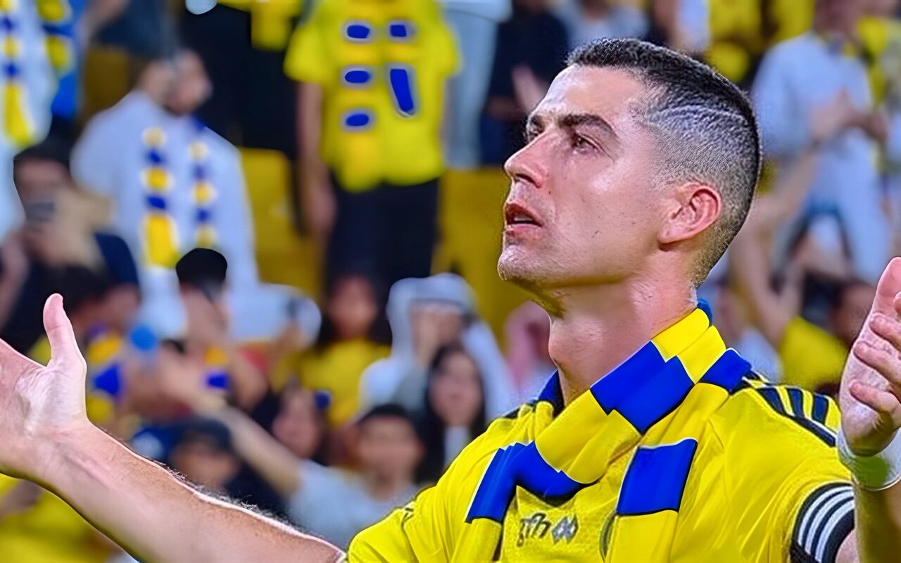 احتفال كريستيانو رونالدو مع جماهير النصر عقب الفوز على الدرعية بالدوري السعودي (فيديو)