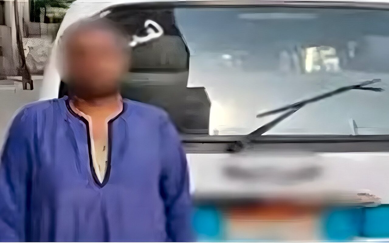 بسبب اعتراضه على تعطيل الطريق.. ضبط سائق ميكروباص سبّ مواطنًا وهدده بالإيذاء في الأقصر