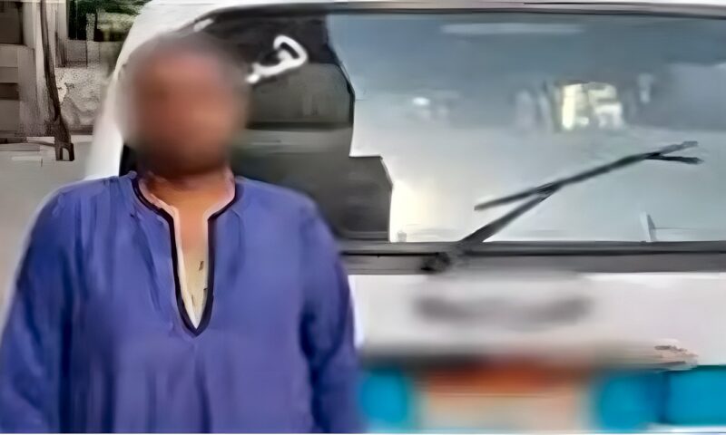 بسبب اعتراضه على تعطيل الطريق.. ضبط سائق ميكروباص سبّ مواطنًا وهدده بالإيذاء في الأقصر