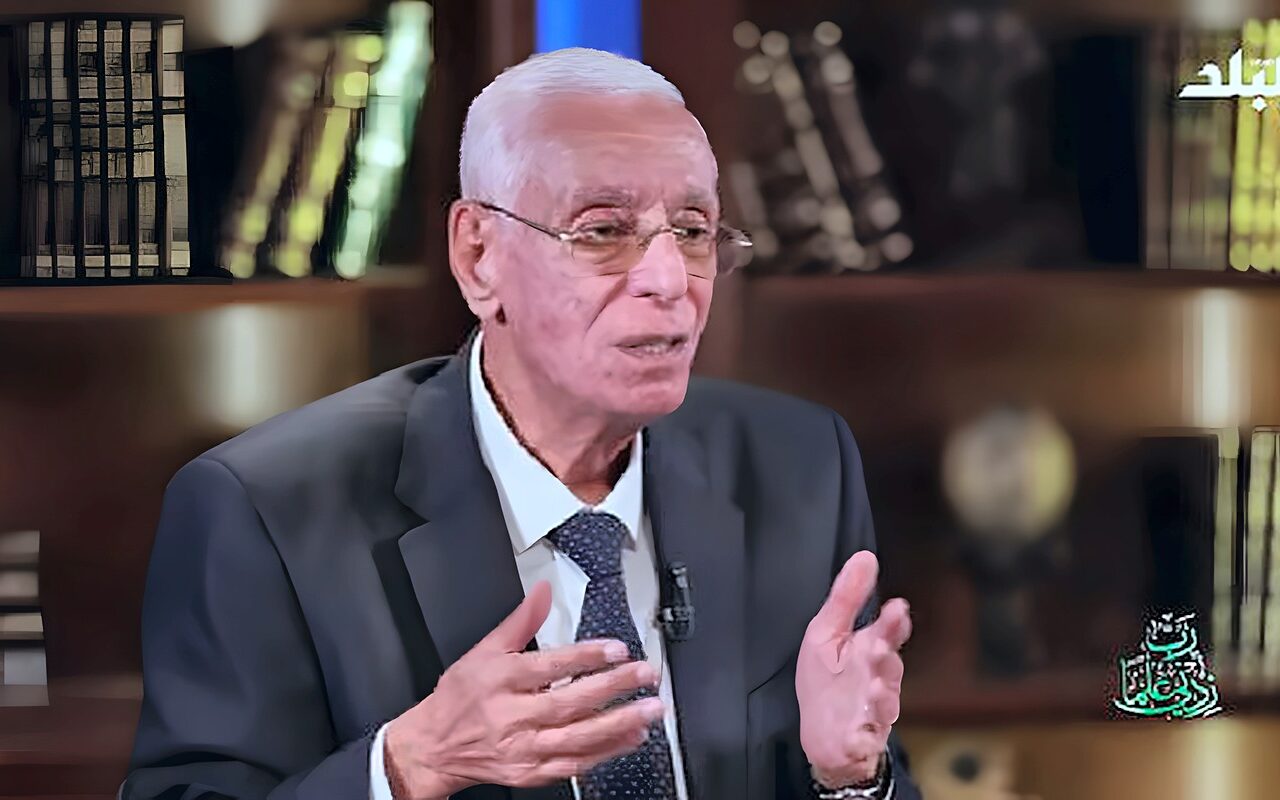 يؤثر على التركيز والذاكرة.. حسام موافي يحذر من الإفراط في استخدام الهاتف