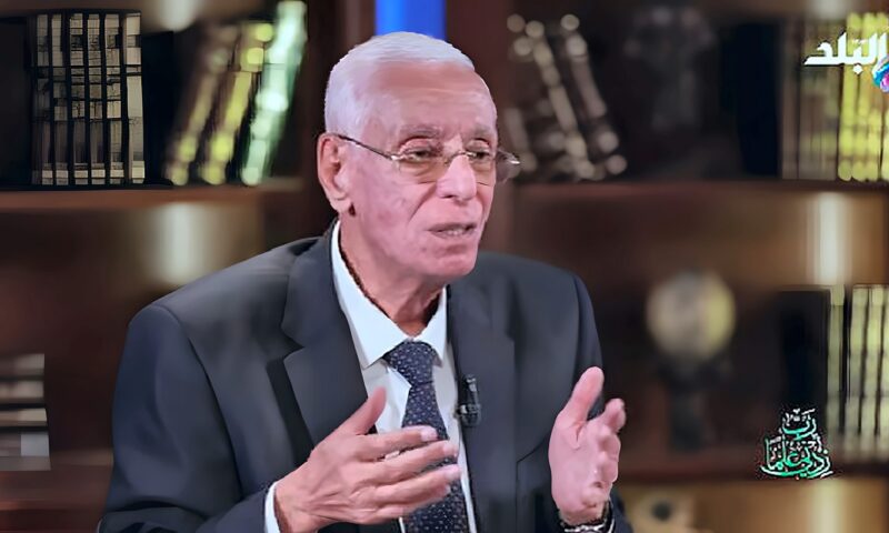 يؤثر على التركيز والذاكرة.. حسام موافي يحذر من الإفراط في استخدام الهاتف