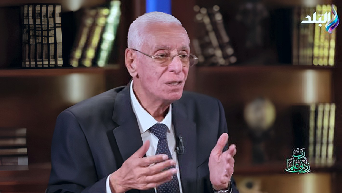 يؤثر على التركيز والذاكرة.. حسام موافي يحذر من الإفراط في استخدام الهاتف
