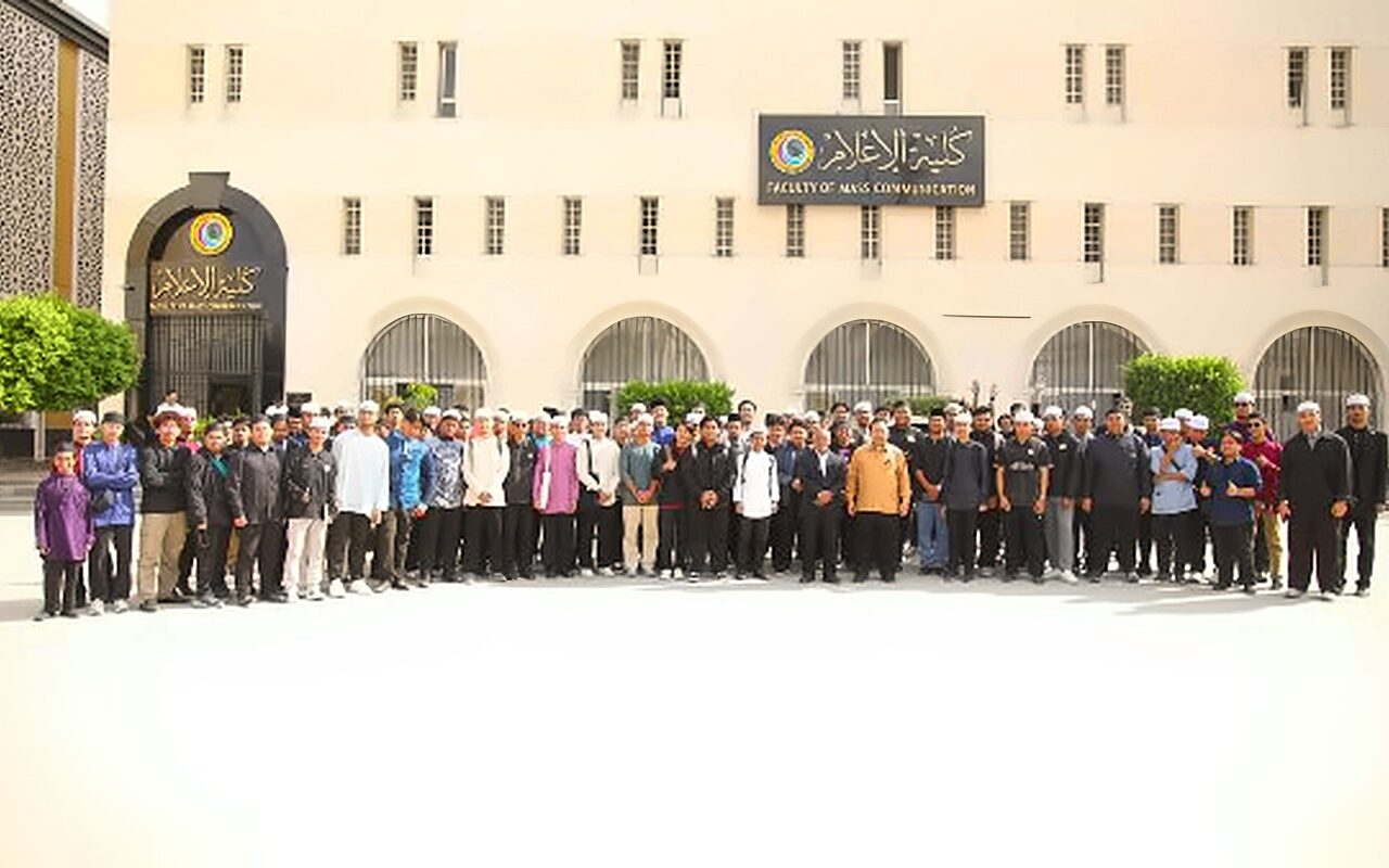 رئيس جامعة الأزهر يستقبل الوافدين الجدد من طلاب ماليزيا.. صور