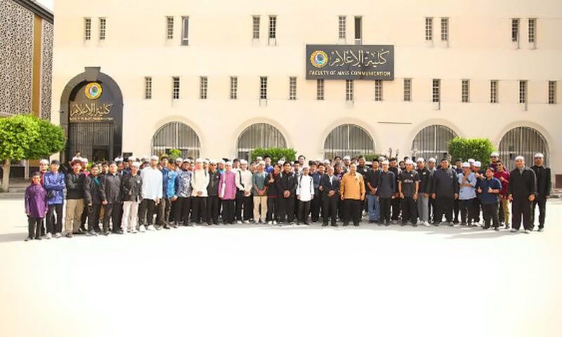 رئيس جامعة الأزهر يستقبل الوافدين الجدد من طلاب ماليزيا.. صور