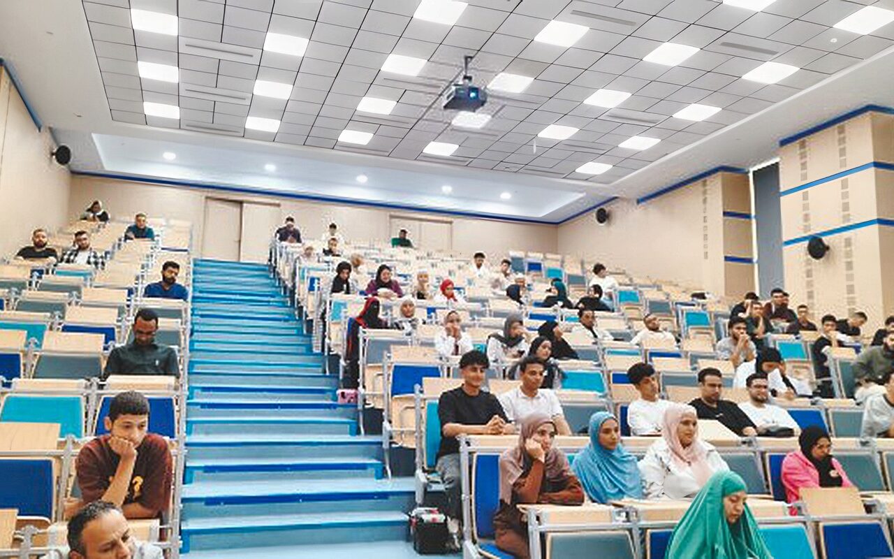 عباس شومان يشرح لطلاب جامعة الجلالة أبرز سمات التشريع الإسلامي.. صور