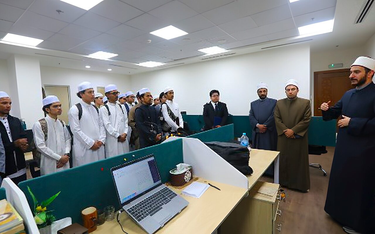 طلاب تايلاند يتعرفون على آليات العمل داخل إدارات الفتوى بدار الإفتاء