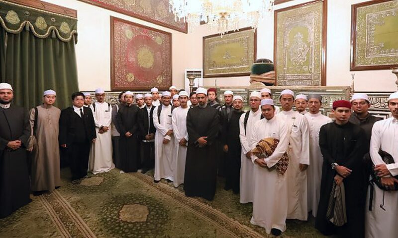 طلاب تايلاند في زيارة لمسجد الإمام الحسين للتعرف على حجرة الآثار النبوية