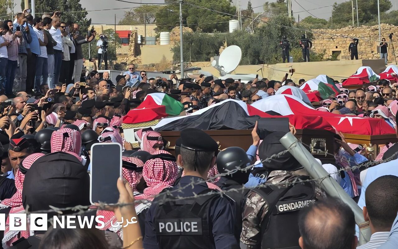 الآلاف يشيعون جثامين ضحايا الهجوم المسلح في الكرك على وقع الترانيم وأكاليل الورد