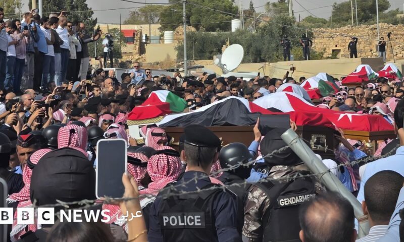 الآلاف يشيعون جثامين ضحايا الهجوم المسلح في الكرك على وقع الترانيم وأكاليل الورد