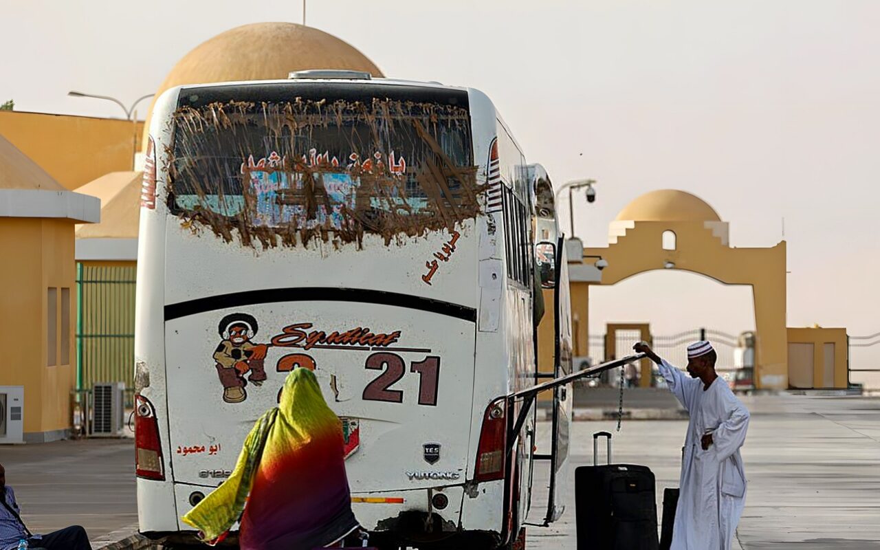 مصر توقف عبور الشاحنات للسودان لأجل غير مسمى