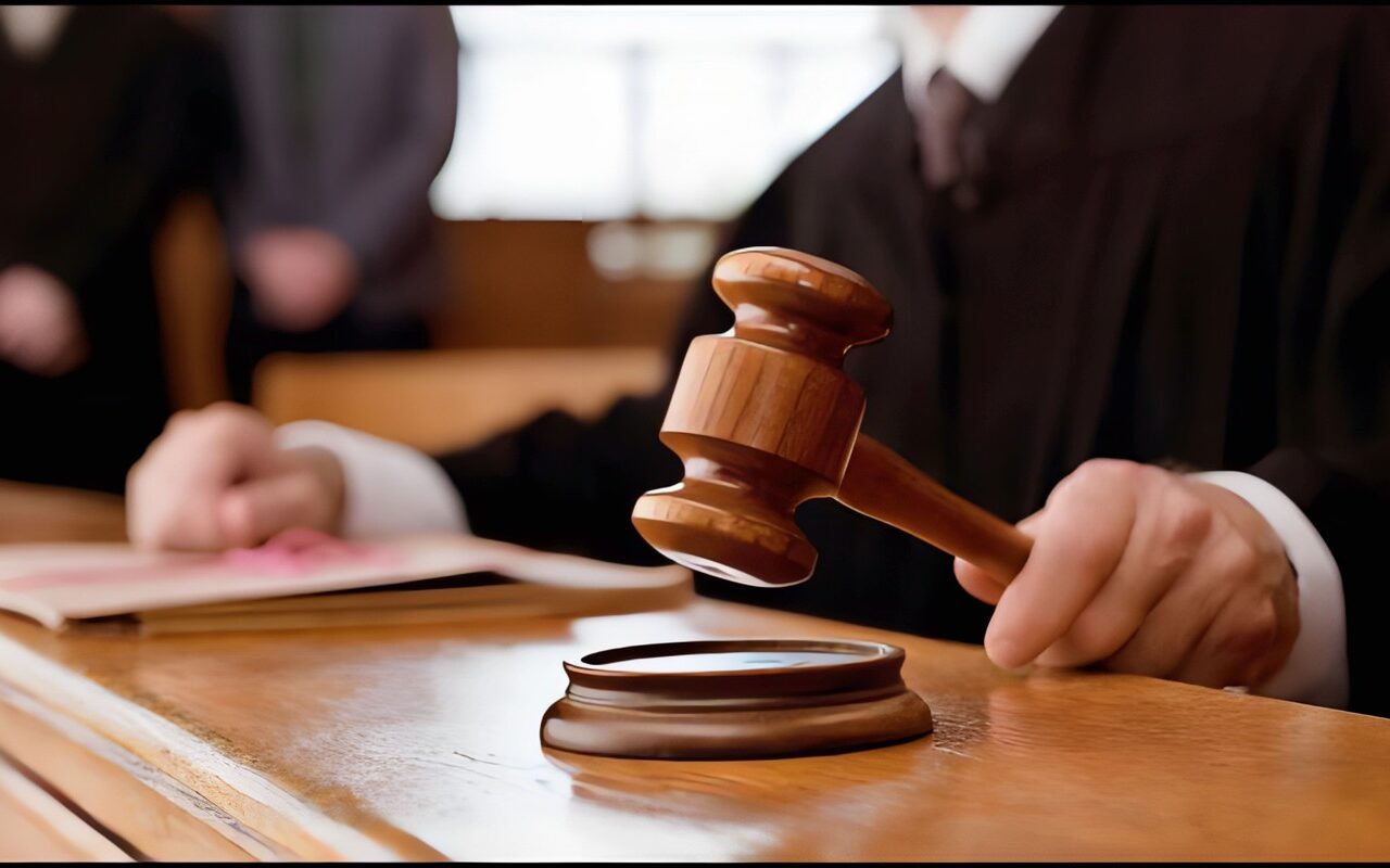 حبس متهم بإدارة صفحة بمواقع التواصل الاجتماعي للترويج لبيع الأسلحة البيضاء.. وهذه عقوبته
