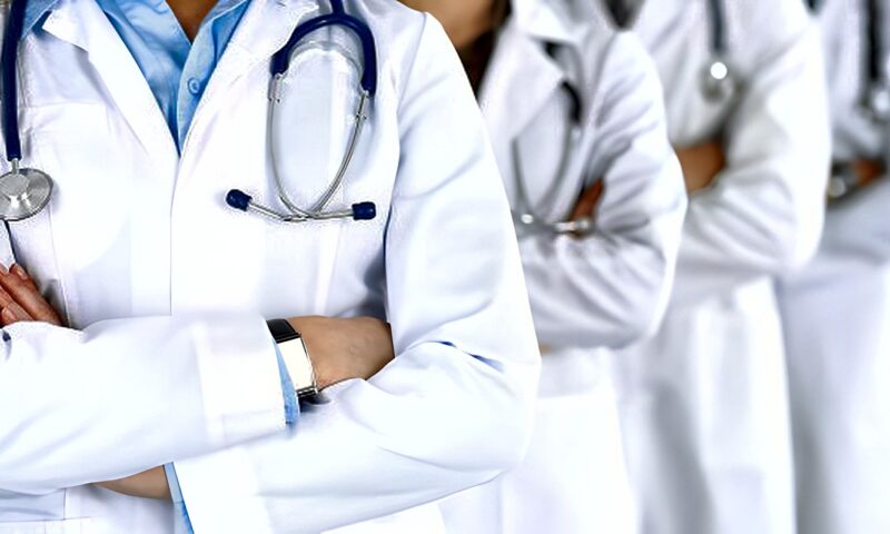التعاقد حتى 65 عامًا ومد الخدمة لعامين .. تفاصيل قانونية تهم أعضاء المهن الطبية