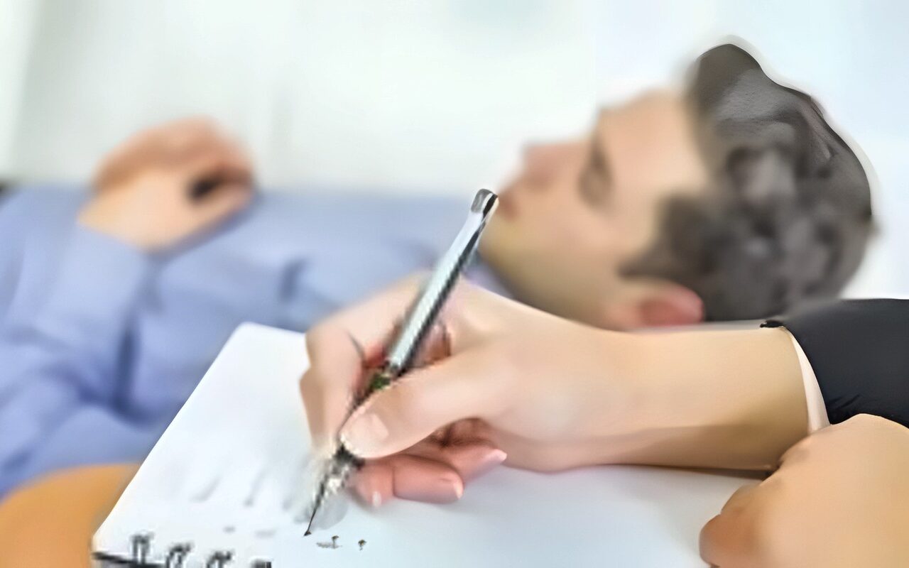 حكم إخفاء حقيقة المرض عن الشخص خوفًا عليه من التدهور.. دار الإفتاء تجيب