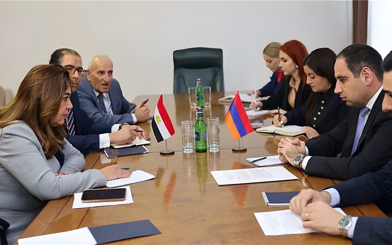 منال عوض تبحث مع وزير الإدارة الإقليمية الأرميني تعزيز التعاون في إدارة المخلفات والطاقة المتجددة والتنمية المحلية