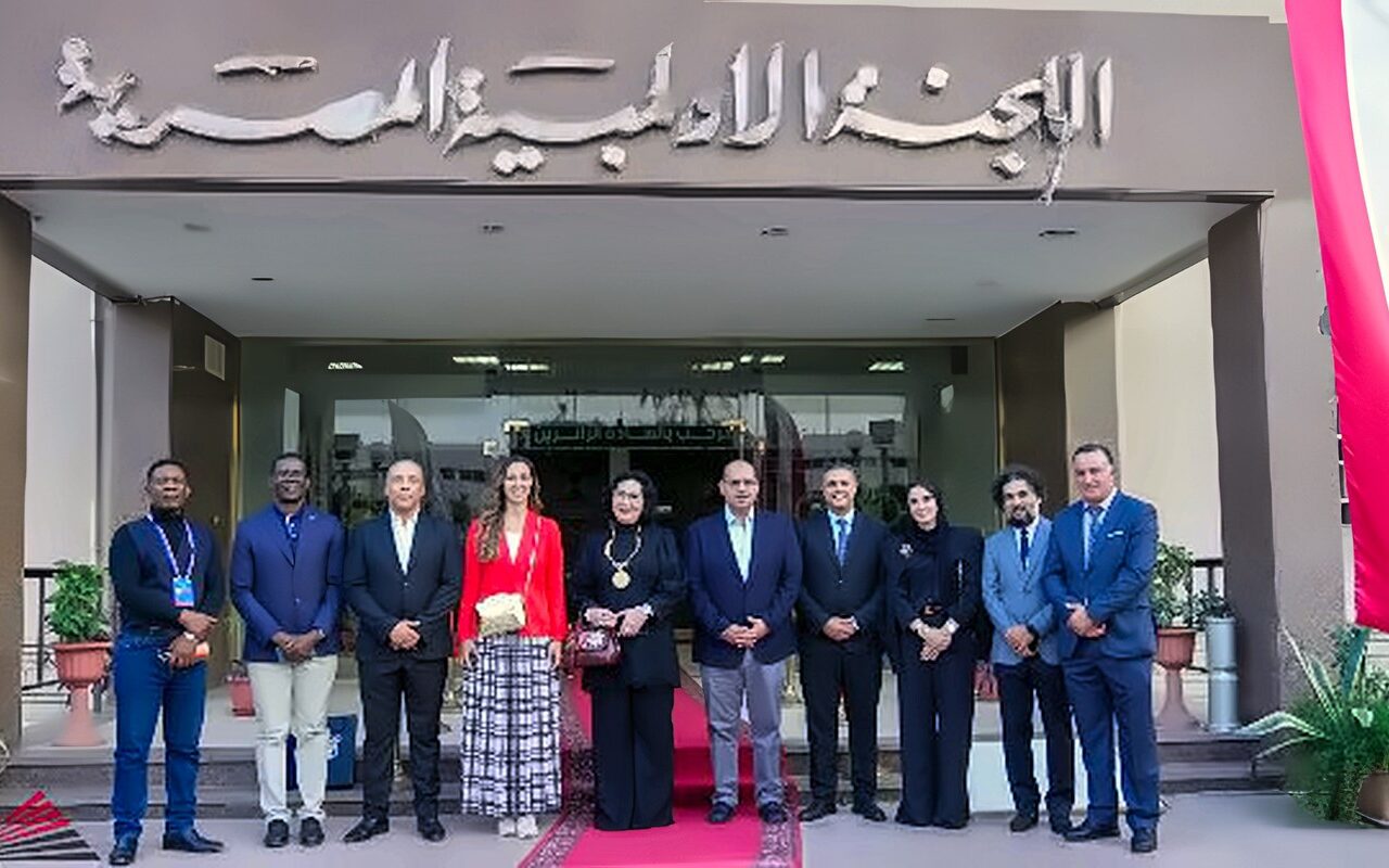 ياسر إدريس يهدي قلادة اللجنة الأولمبية لرئيسة الاتحاد الدولي للريشة الطائرة