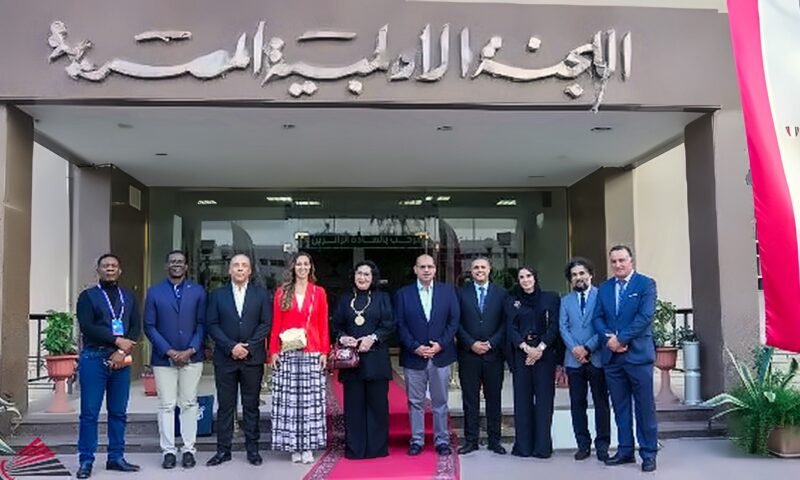 ياسر إدريس يهدي قلادة اللجنة الأولمبية لرئيسة الاتحاد الدولي للريشة الطائرة