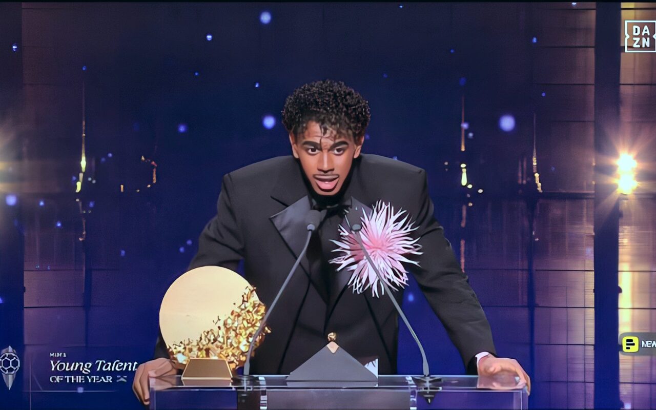 حفل الكرة الذهبية.. لامين يامال يفوز بجائزة أفضل لاعب شاب في العالم 2026