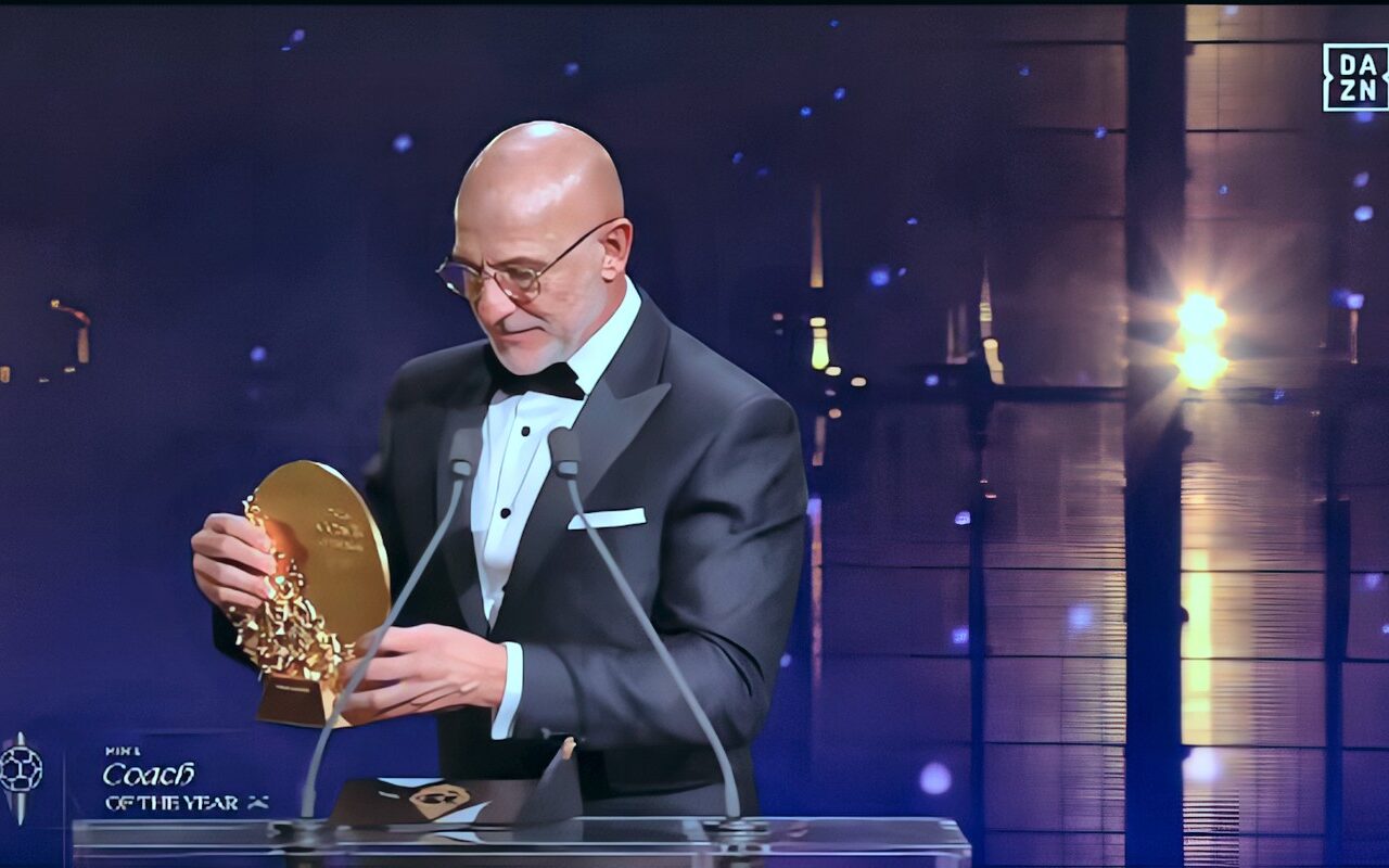 حفل الكرة الذهبية.. دي لا فوينتي أفضل مدرب في العالم لعام 2026