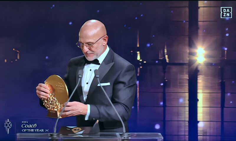 حفل الكرة الذهبية.. دي لا فوينتي أفضل مدرب في العالم لعام 2026