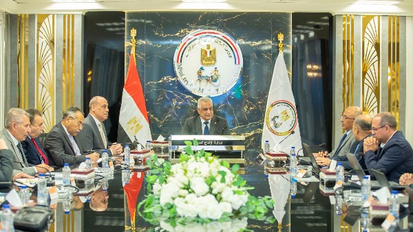 وزير الإنتاج الحربي يوجه بسرعة تنفيذ مشروعات حياة كريمة بالمحافظات