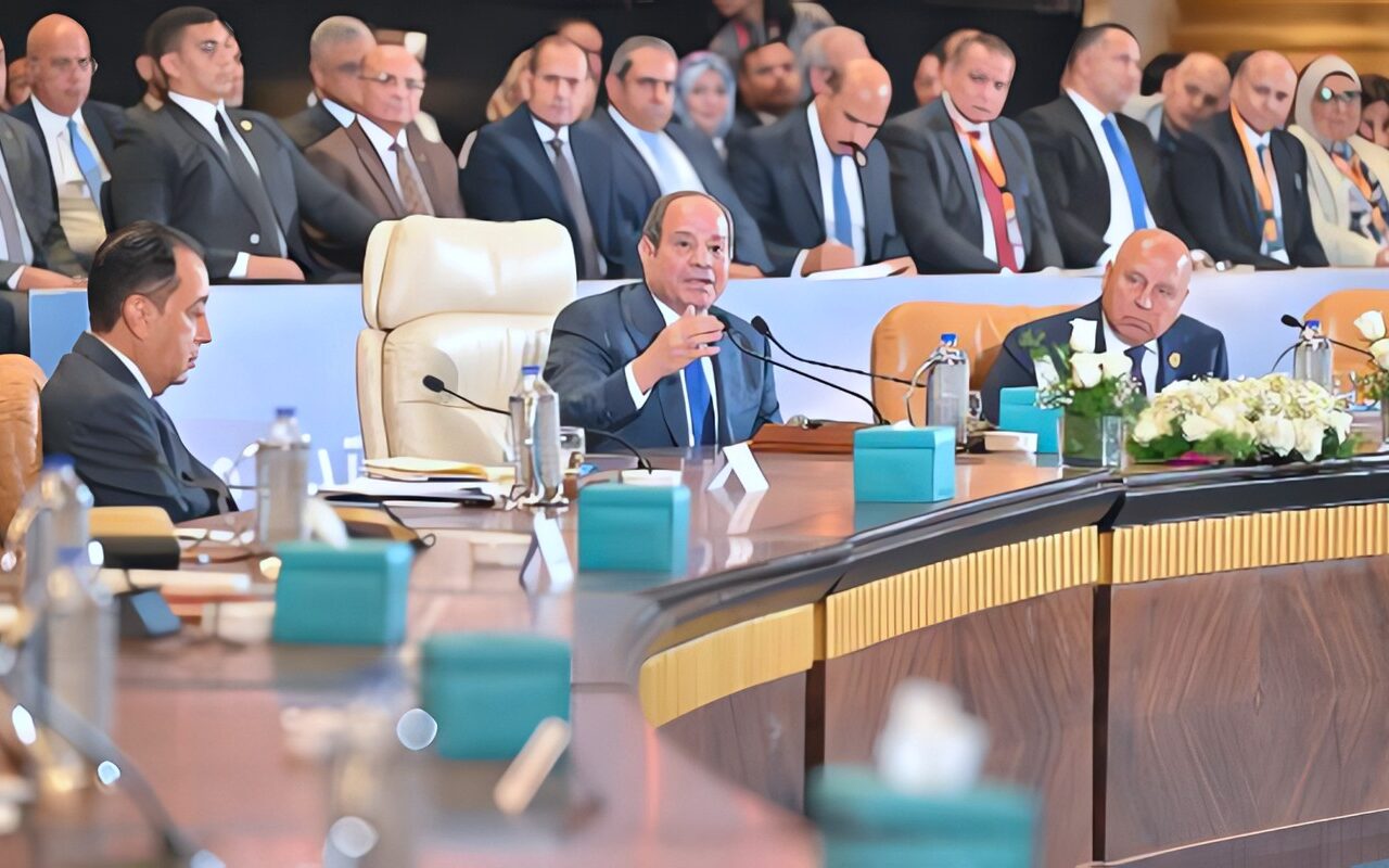 السيسي: الرسوم المحصلة على الطرق لا تكفي لتغطية تكاليف الصيانة.. وإزالة المقابر بسبب رشح المياه الجوفية