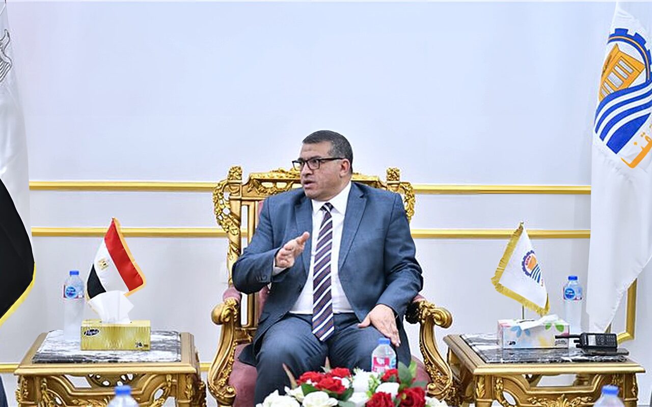 محافظ قنا يبحث مع رئيس هيئة الإسعاف سبل التعاون المشترك والارتقاء بالخدمات الطبية (صور)