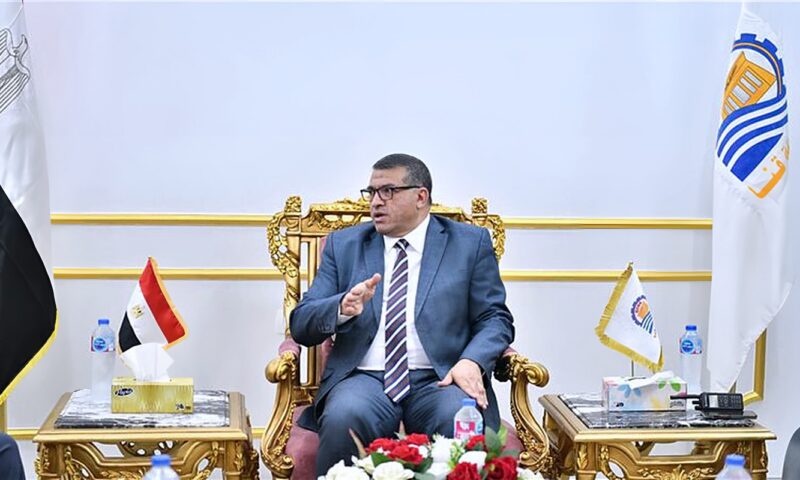 محافظ قنا يبحث مع رئيس هيئة الإسعاف سبل التعاون المشترك والارتقاء بالخدمات الطبية (صور)