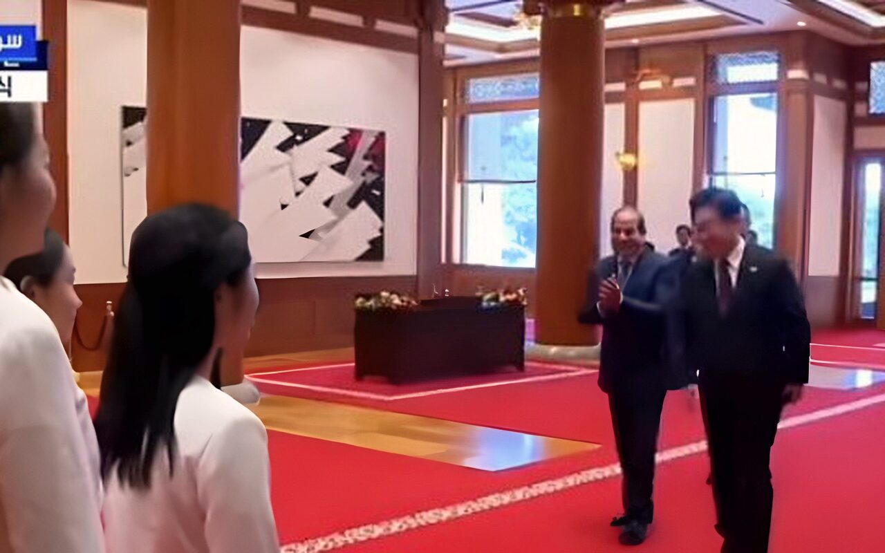 فيها حاجة حلوة.. الرئيس السيسي يمازح أطفال كوريا بعد وصلة غناء في استقباله