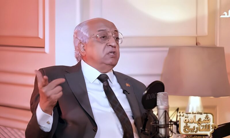 وزير الداخلية الأسبق: مبارك رفض النزول من الطائرة عند اقترابها من السجن
