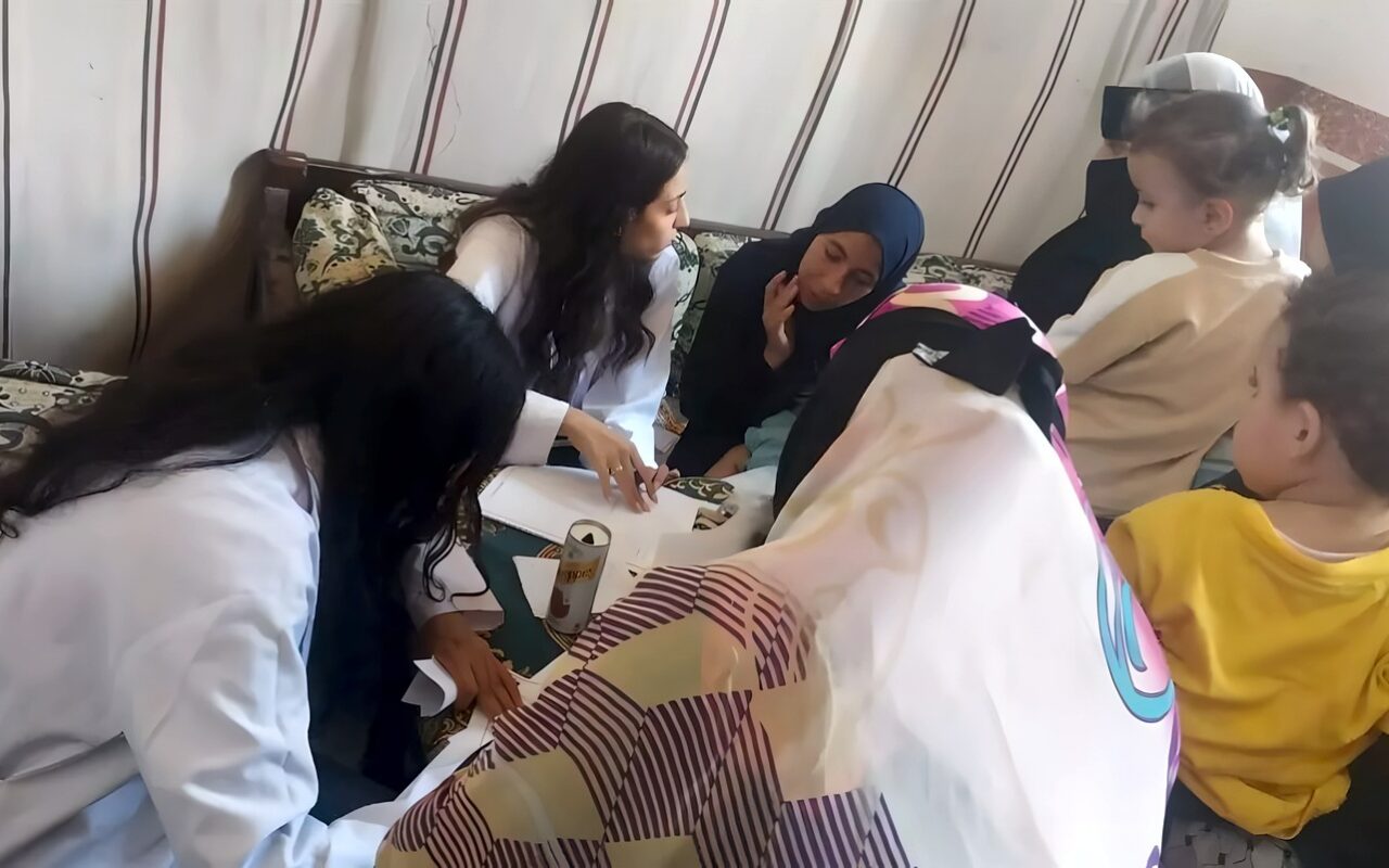 قافلة طبية توقع الكشف على 1038 مواطنا والعلاج بالمجان بقرية الصلعا بسوهاج